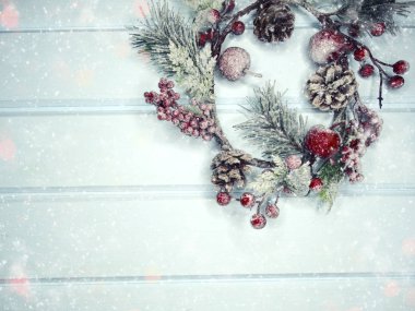 köknar dalları konileri ve kar ile kış arka plan