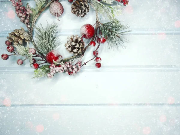 Fundo de inverno com cones de ramos de abeto e neve — Fotografia de Stock