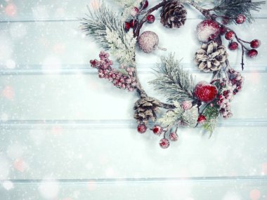 köknar dalları konileri ve kar ile kış arka plan