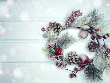 köknar dalları konileri ve kar ile kış arka plan