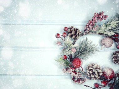 köknar dalları konileri ve kar ile kış arka plan