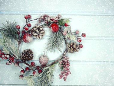 köknar dalları konileri ve kar ile kış arka plan