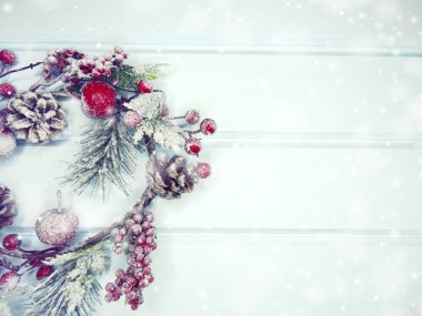 köknar dalları konileri ve kar ile kış arka plan