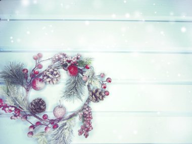 köknar dalları konileri ve kar ile kış arka plan