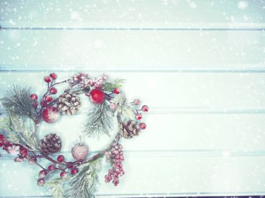 köknar dalları konileri ve kar ile kış arka plan