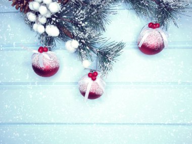 köknar dalları dekor ve kar ile kış arka plan