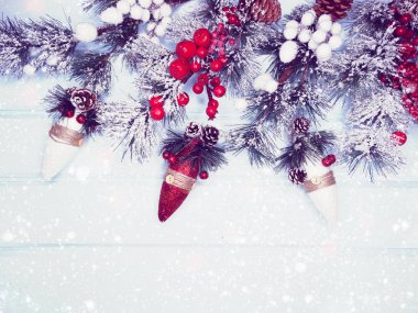 köknar dalları dekor ve kar ile kış arka plan