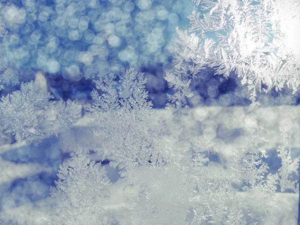 พื้นหลังฤดูหนาวที่มีรูปแบบเกล็ดหิมะและหิมะ — ภาพถ่ายสต็อก