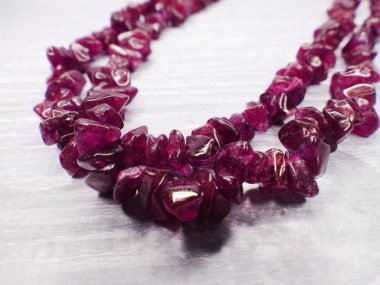 pembe turmalin gem kristal kuvars mineral jeolojik boncuklar geri