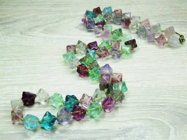 Šperky z korálků s fluoritem semigem světlé krystaly luxusní móda — Stock fotografie