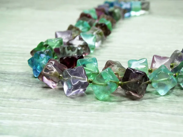 Smycken pärlor med fluorit semigem ljusa kristaller lyx fashi — Stockfoto