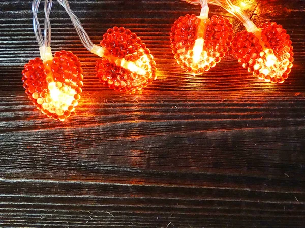 Garland hearts light valentine 's day on dark old wooden backgrou — стоковое фото