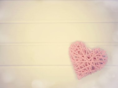 ahşap arka plan üzerinde sevgililer günü aşk tatil konsepti kalp