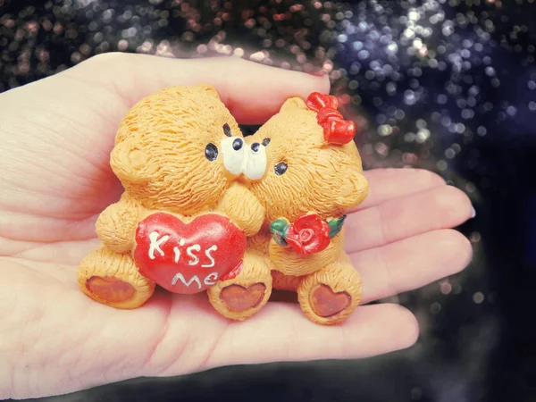 Hadiah teddy bear tunangan pengantin di tangan valentine hari cinta — Stok Foto