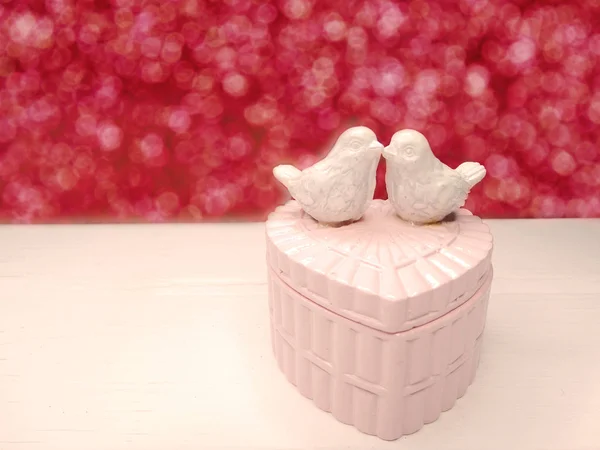 Karetní box srdce a ptáci hračky blahopřání svátek Valentýna — Stock fotografie