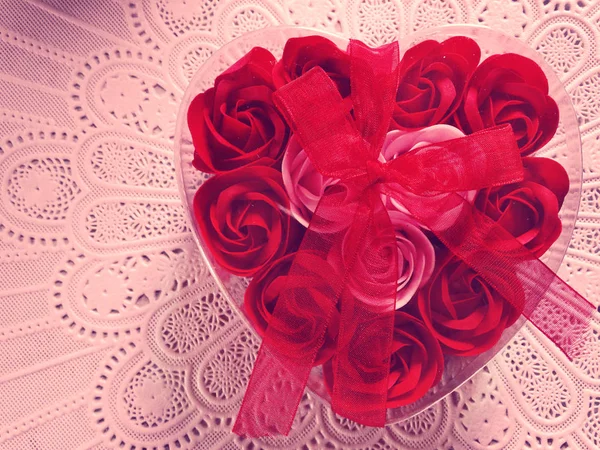 Brotes de flores de rosa en forma de corazón caja de regalo para el amor de San Valentín —  Fotos de Stock