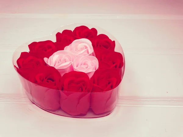 Brotes de flores de rosa en forma de corazón caja de regalo para el amor de San Valentín —  Fotos de Stock