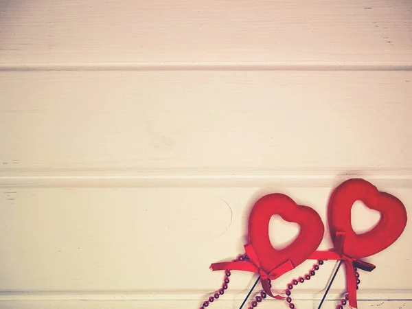 Valentinstag Liebe Urlaubskonzept Herzen auf Holzgrund — Stockfoto