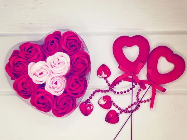Rosa botões de flores em forma de coração caixa de presente para o amor do dia dos namorados — Fotografia de Stock