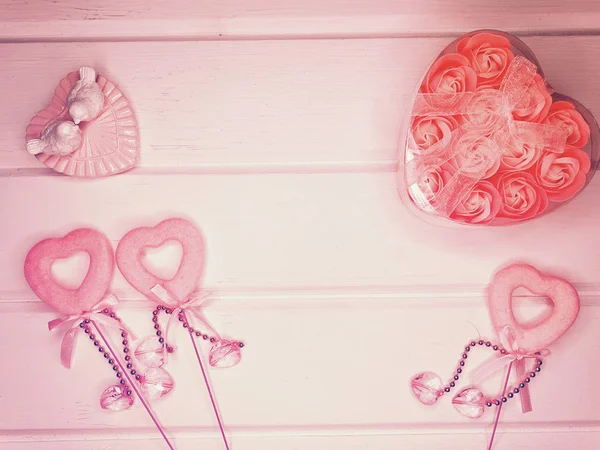 Sevgililer günü aşk için kalp şeklinde hediye kutusu gül çiçeği tomurcukları — Stok fotoğraf
