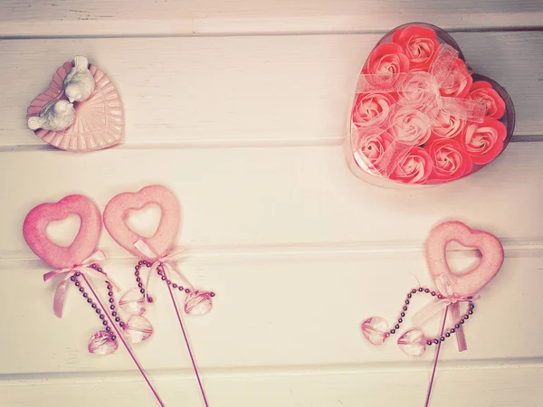Rosa botões de flores em forma de coração caixa de presente para o amor do dia dos namorados — Fotografia de Stock