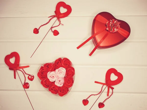 발렌타인 데이 사랑을위한 심장 양식 선물 상자에 장미 꽃 봉오리 — 스톡 사진