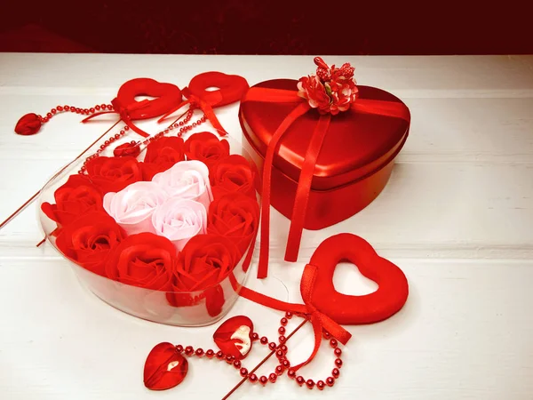 Розовые бутоны в форме сердца подарочная коробка на день святого Валентина любовь — стоковое фото