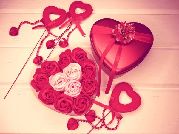 Boccioli di fiori di rosa in scatola regalo a forma di cuore per l'amore di San Valentino — Foto Stock