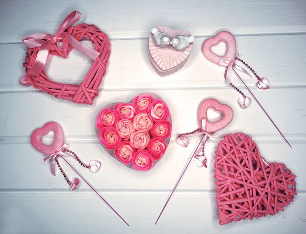 Brotes de flores de rosa en forma de corazón caja de regalo para el amor de San Valentín — Foto de Stock