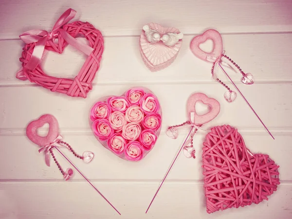 Rosa Blütenknospen in Herzform Geschenkbox für Valentinstag Liebe — Stockfoto