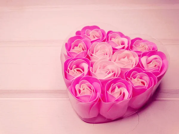 Brotes de flores de rosa en forma de corazón caja de regalo para el amor de San Valentín —  Fotos de Stock