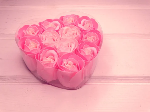 Brotes de flores de rosa en forma de corazón caja de regalo para el amor de San Valentín —  Fotos de Stock