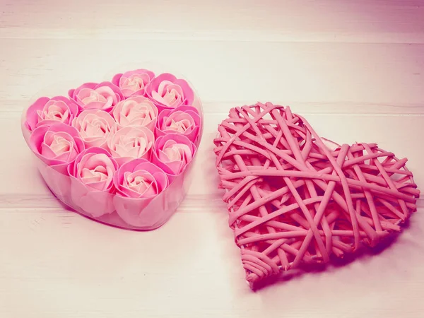 Brotes de flores de rosa en forma de corazón caja de regalo para el amor de San Valentín — Foto de Stock