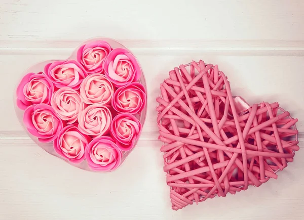 Brotes de flores de rosa en forma de corazón caja de regalo para el amor de San Valentín —  Fotos de Stock