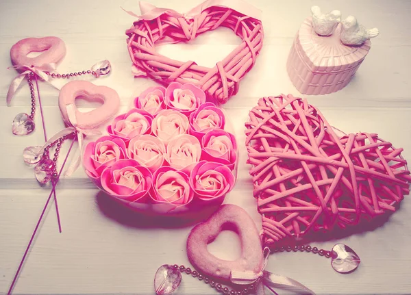 Трояндові квіткові бруньки у формі серця подарункова коробка для кохання дня Святого Валентина — стокове фото