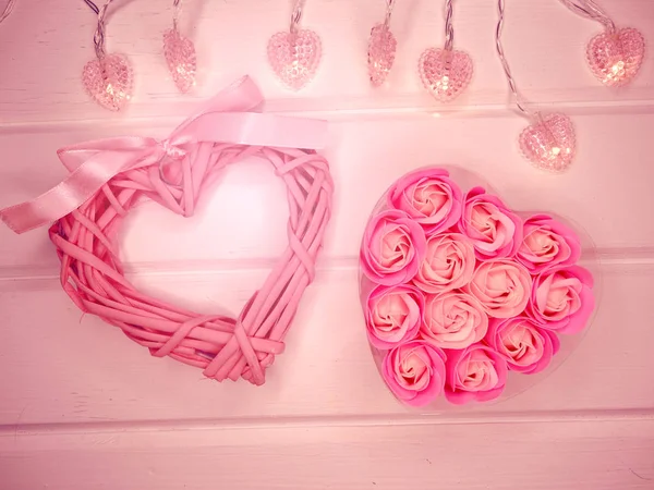 Rose Flower buds in hart vorm Gift Box voor Valentijnsdag liefde — Stockfoto