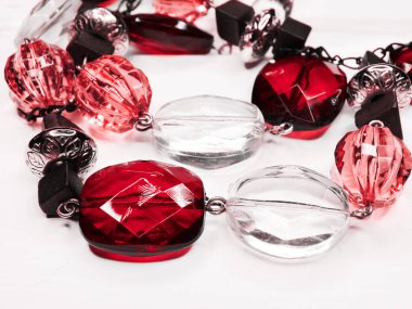 parlak kırmızı yakut kristalleri lüks moda ile takı boncuk