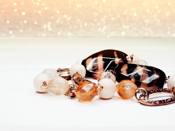 Ékszerek gyöngyök fényes kristályok luxus divat — Stock Fotó