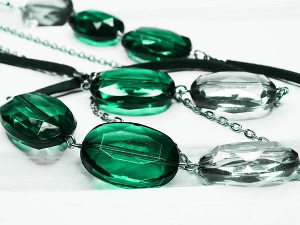 Perles de bijoux avec cristaux d'émeraude vert vif mode de luxe — Photo