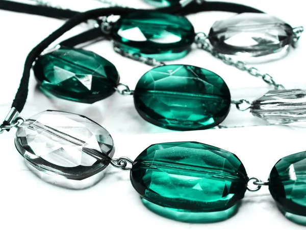 Abalorios de joyería con cristales de esmeralda verde brillante moda de lujo — Foto de Stock