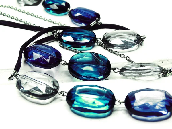 Perline gioielli con brillanti cristalli di zaffiro blu moda di lusso — Foto Stock