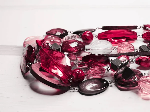 Schmuckperlen mit hellen Kristallen Luxusmode — Stockfoto