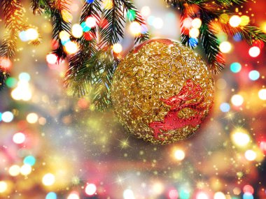 garlan ile parlak arka plan üzerinde noel altın top dekorasyon