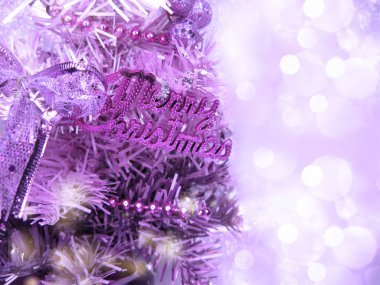 kar ve kar taneleri ile noel ağacı ışıkları arka plan