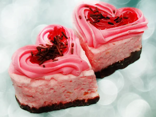 Αγάπη καρδιά τούρτα ημέρα του Αγίου Βαλεντίνου γλυκό εορταστικό επιδόρπιο φαγητό — Φωτογραφία Αρχείου