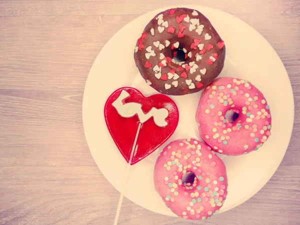 Valentine's day chocolat beignets coeur sucette et boîte cadeau — Photo