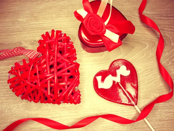 Caja de regalo del corazón del día de San Valentín y piruleta dulce — Foto de Stock