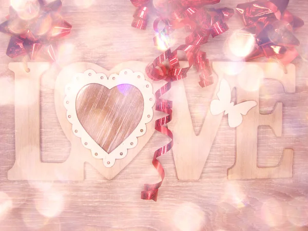 Love Word valentine's Day op glanzende vervaagt achtergrond — Stockfoto