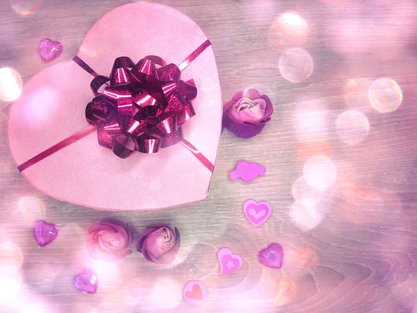 Κουτί δώρου διακόσμηση καρδιές για την αγάπη δώρο ημέρα του Αγίου Βαλεντίνου — Φωτογραφία Αρχείου