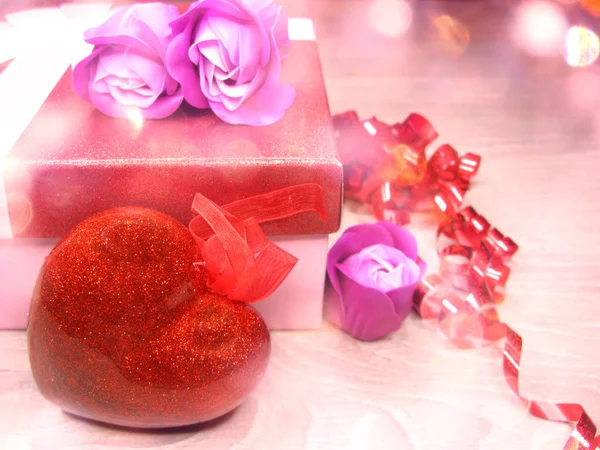 愛のバレンタインデーの贈り物のためのギフトボックスハートの装飾 — ストック写真